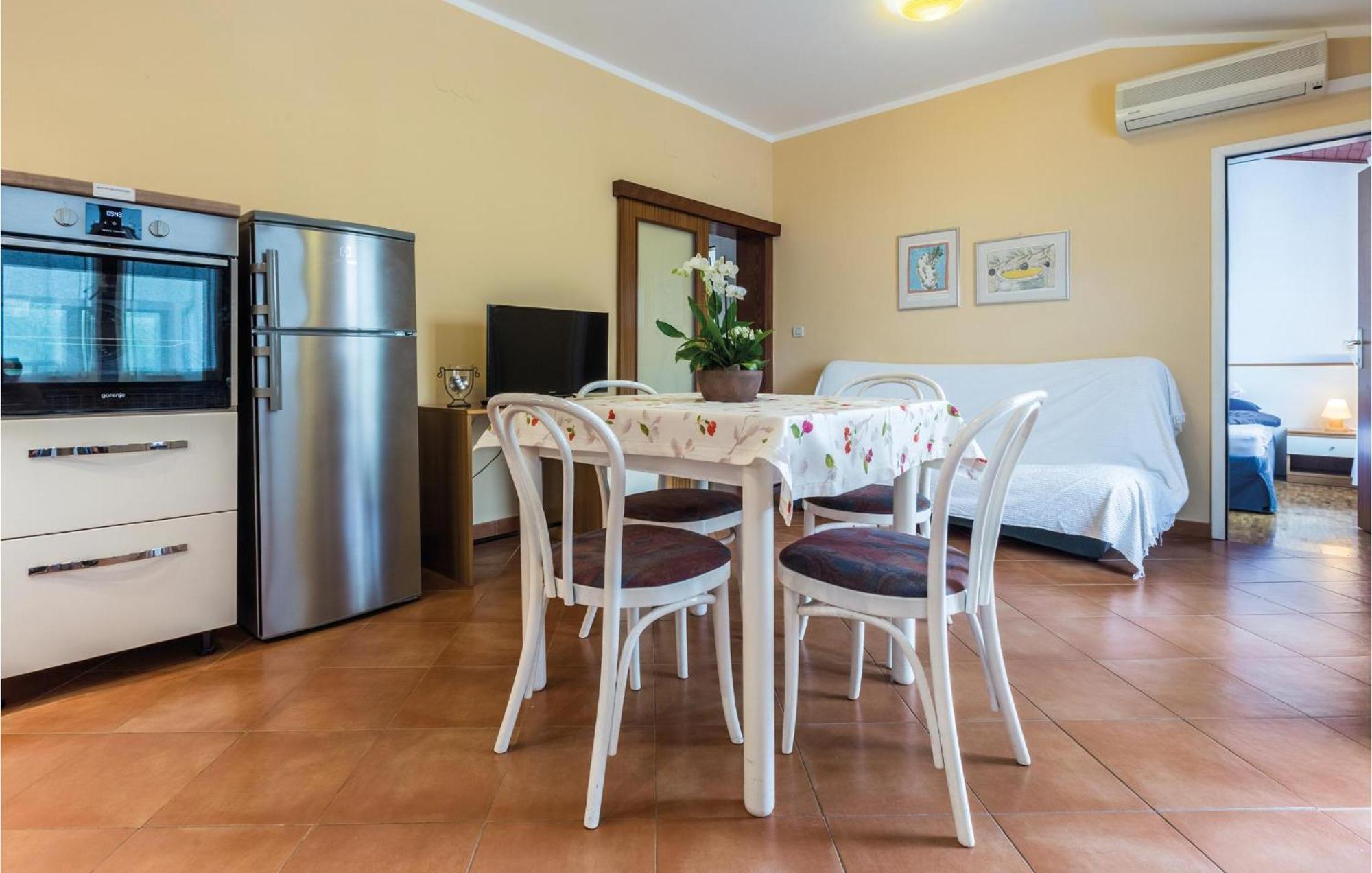 Gorgeous Apartment In Porec With Kitchen Exterior foto